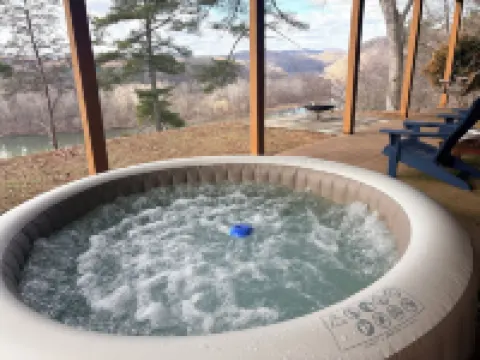 湖畔新河步道附近豪華小屋 配有碼頭/獨木舟/蒸汽房/壁爐...