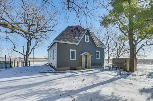 Charming Eagle Grove Farmhouse w/ Patio! - Homestays