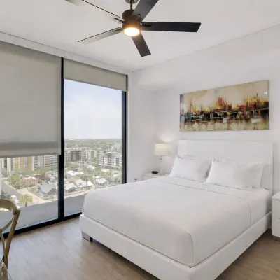 Global Luxury Suites at Downtown Phoenix Отели рядом с достопримечательностью «Чейз Филд»
