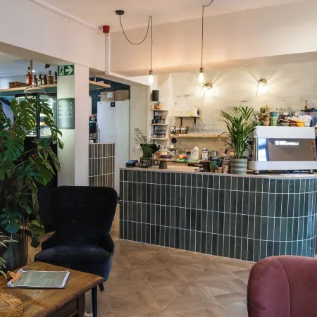 Modern 3BR Apt for 6 with Patio Ghent