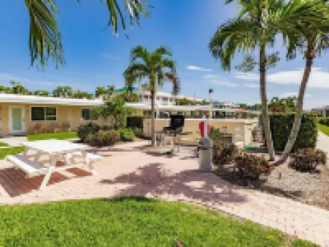 Steps to Siesta Key BEACH!  Pool, Tennis Court, Shuffle Board, Basketball! Hotéis em Siesta Key