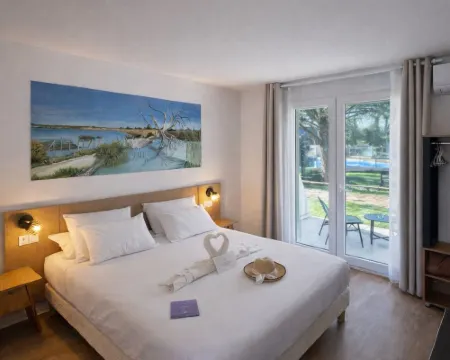 Artemia Aigues-Mortes - Hotel Avec Piscine Hotels in Gard