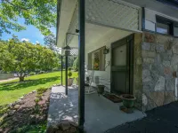 Stone Studio Lakefront Pool Access Hotéis em Flat Rock