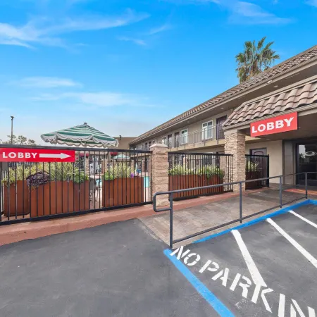 Econo Lodge Inn & Suites Escondido Downtown