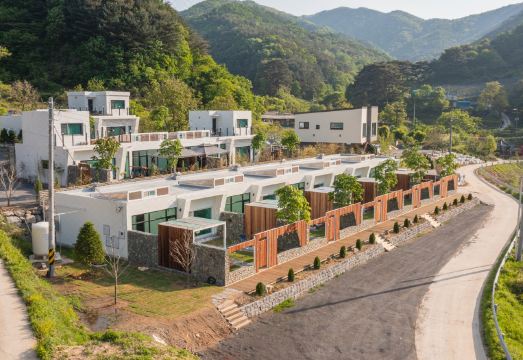 풀빌라 수영장 전경