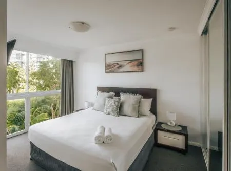 The Crest Apartments - Main Beach