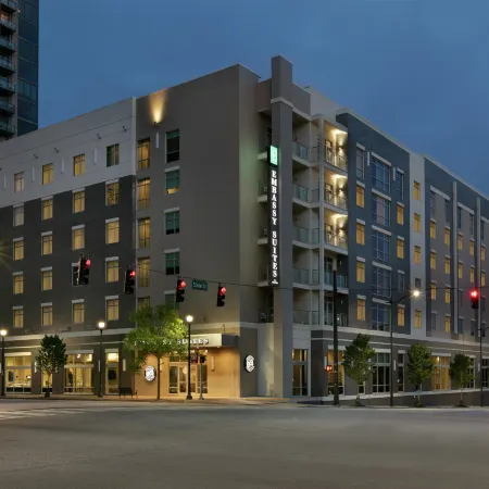 Embassy Suites by Hilton Atlanta Midtown Отели рядом с достопримечательностью «Станция Атлантик»