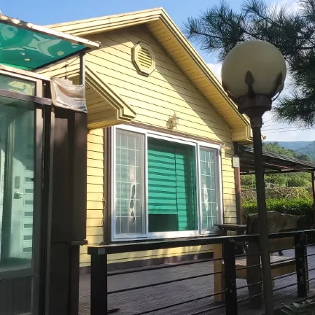 Jecheon Four Seasons Pension Отели рядом с достопримечательностью «Храм Токчуса»