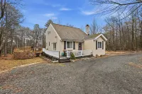 Cozy Chalet With Hot Tub And Pool 3 Bedroom Home Hotels in 