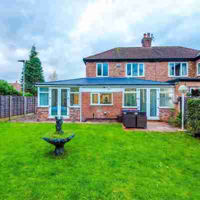 Comfy 4-bed Home Ideal for Workers Free Parking Hotel Exterior