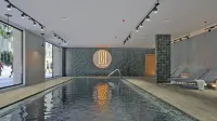Victory Suites - 2 Bedrooms and Executive Suite, Swimming Pool & Gym, Close to Airport