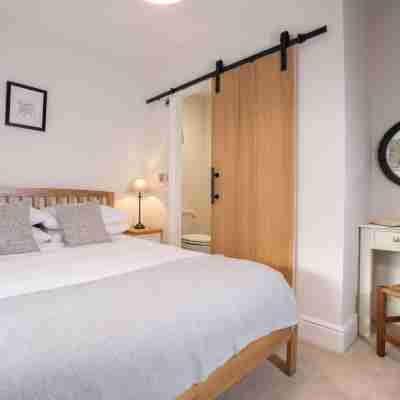 Dormouse Cottage with Log Burner Parking by LetMeStay Rooms