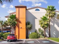 Clarion Pointe Galveston - Beachfront Hotels near East End