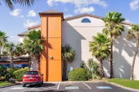 Clarion Pointe Galveston - Beachfront Hotels near Antique Warehouse
