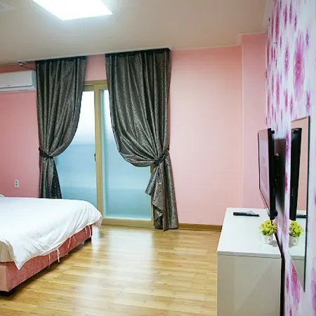 Buan Lavender Pension Отели рядом с достопримечательностью «Аквапарк Byeonsan Aqua World»
