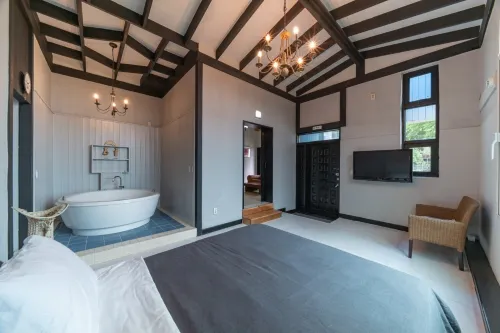 Yangyang Little Forest Pension (Breakfast, Spa)