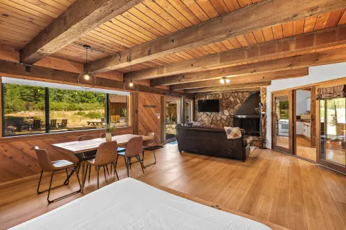 Basecamp Lodge - Mountain view
