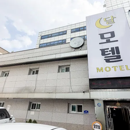 Motel Moon