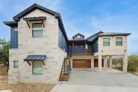 Spacious House With Ping-pong and Pool Table, Balcony With Water and Sunset View - 3-Star