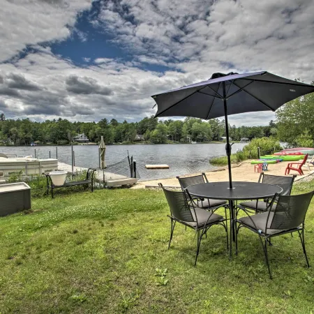 New Hampshire Home w/ Private Beach, Dock & Rafts! Ξενοδοχεία στην πόλη Barnstead