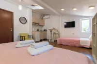 White and Wood Boutique Hotel - parking