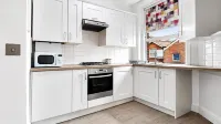Charming Two Bedroom Apartment in Strawberry Hill - Wi-Fi