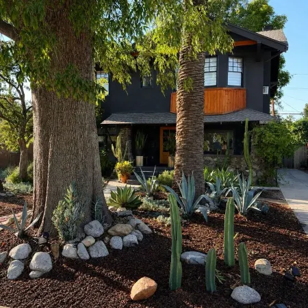 Private Suite Near Fairplex & Downtown Pomona + Historical Neighborhood,
