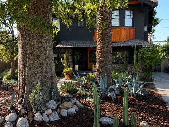 Private Suite Near Fairplex & Downtown Pomona + Historical Neighborhood,