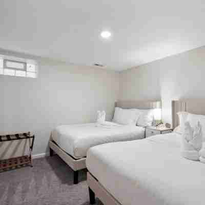 Modern Clean Private Entry Apartment • Free Street Parking • Washer & Dryer Rooms