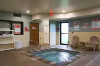 Quality Inn & Suites Watertown Near Prairie Lakes Ice Arena - parking
