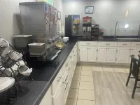 Red Roof Inn & Suites Hinesville - พร้อมอาหารเช้า