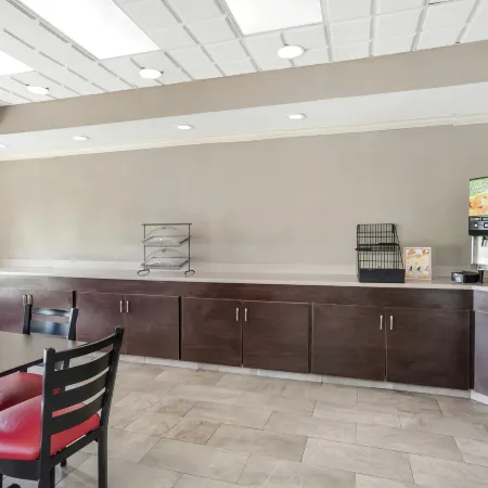 Red Roof Plus+ & Suites Vicksburg