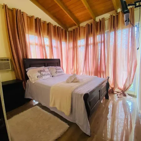 Paris London House in Samana