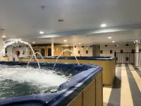 The Phoenix Artesian Spa Resort and Accommodation - Moteles