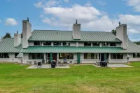 Stowe Ski, Bike & Hike Condo w/ Pools & Clubhouse - Condos