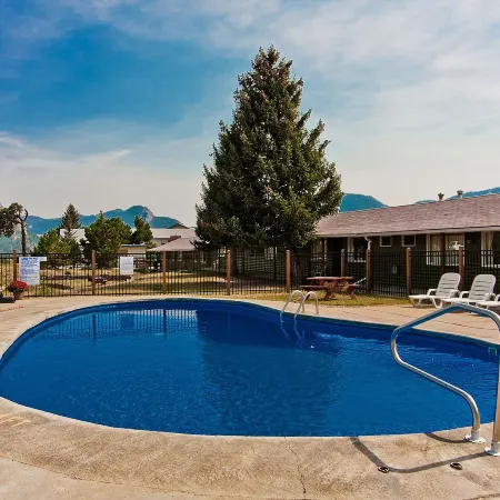 Coyote Mountain Lodge