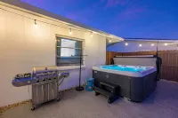 Pool Hot Tub Putt Putt Game Room Karaoke - Hot Tub