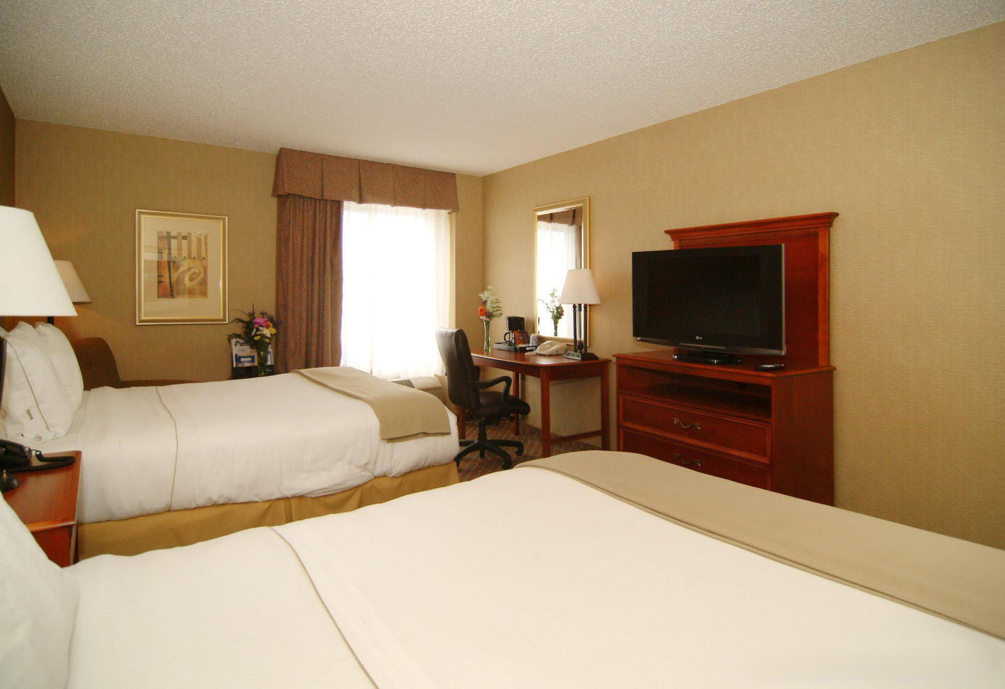 Holiday Inn Express & Suites - Interstate 380 at 33rd Avenue, an Ihg Hotel