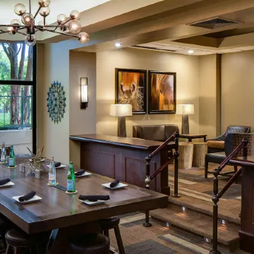 Embassy Suites by Hilton Dallas Love Field Отели рядом с Аэропорт Лав-Филд
