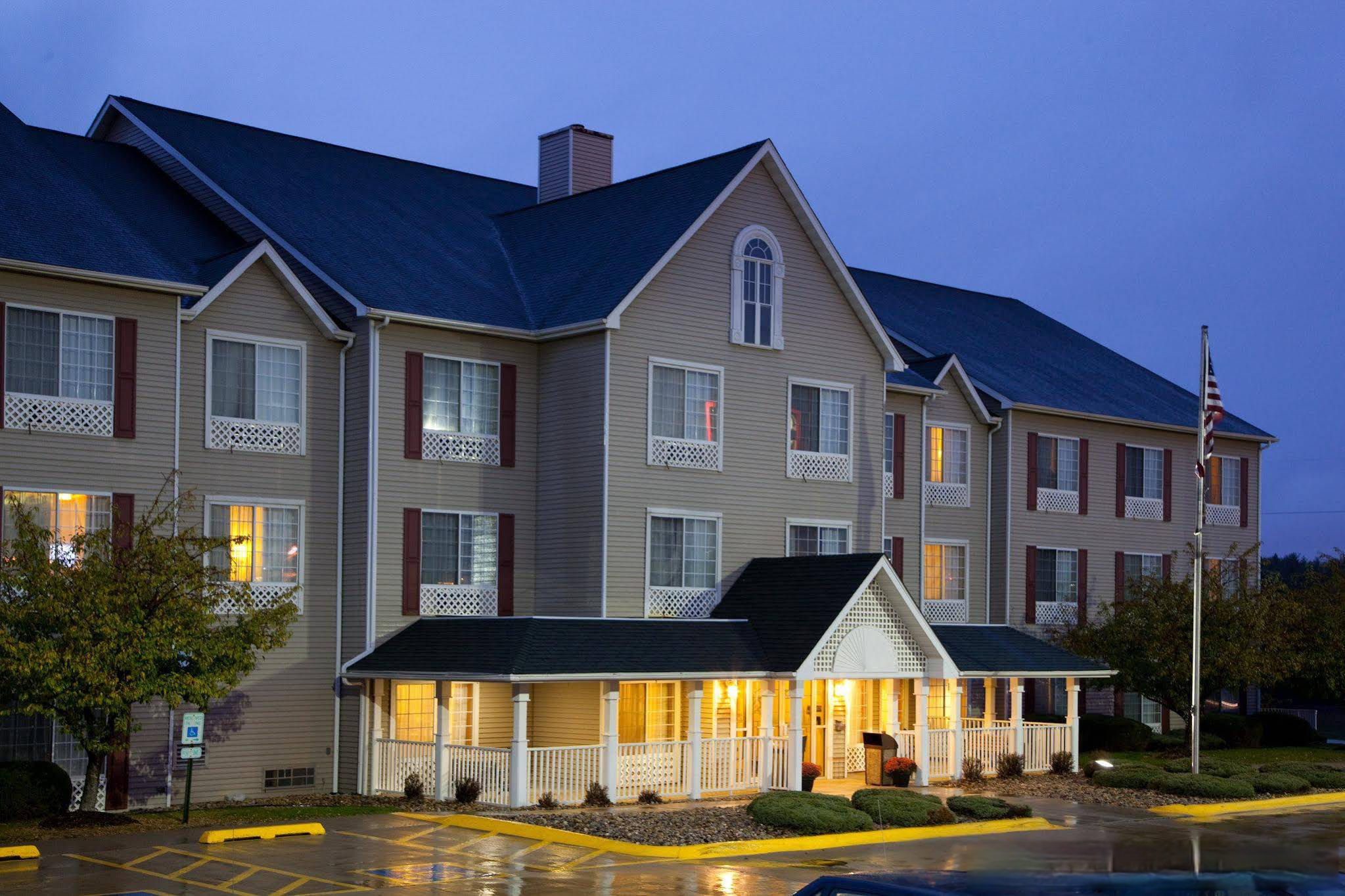 Country Inn & Suites by Radisson, Davenport, IA