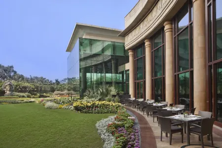 The Leela Palace New Delhi Отели рядом со станцией Barakhamba Road