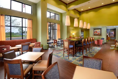 Hampton Inn & Suites Lynchburg Отели в г. Форест