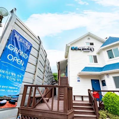 Geoje Rebeudeumongdolpensyeon Hotels near Sinseondae Cliff