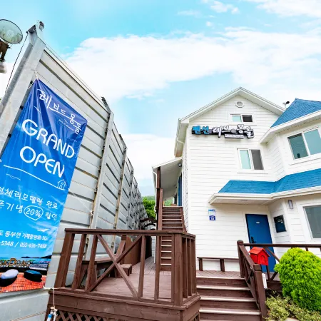 Geoje Rebeudeumongdolpensyeon Отели рядом с достопримечательностью «Скала Синсондэ»