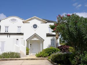 This Beautifully Decorated 3 Bedroom 3 Bathroom Duplex Villa