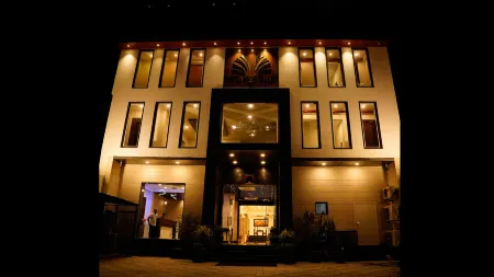 The Amer Valley hotel Jaipur Отели рядом с достопримечательностью «Sheesh Mahal»