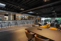 V8 Hotel Köln at Motorworld - bar