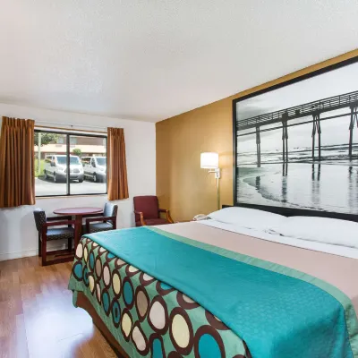 Super 8 by Wyndham Greensboro/Coliseum/Conv. Hotel dekat Stadion Memorial Perang Dunia