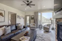 แบรนด์นิวเคลียร์วอเตอร์ลอฟต์ - คอนโดพรีเมียร์ 2 ห้องนอน - เด็กเล่นสกีฟรี! คอนโด 2 ห้องนอน โดย RedAwning