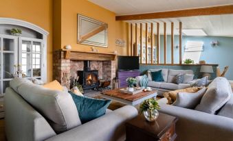 The Cottage - Characterful, Coastal Family Home with New Hot Tub